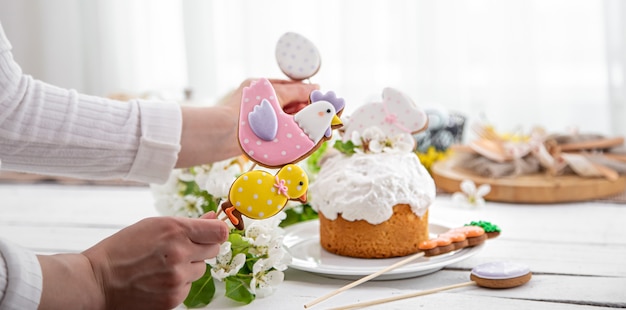 Le processus de décoration d'un gâteau de fête.