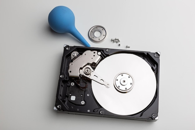 Photo processus de démontage d'un disque dur externe en détails