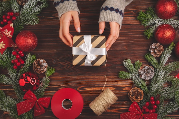 Processus d'emballage des cadeaux et de décoration pour les vacances de Noël se bouchent