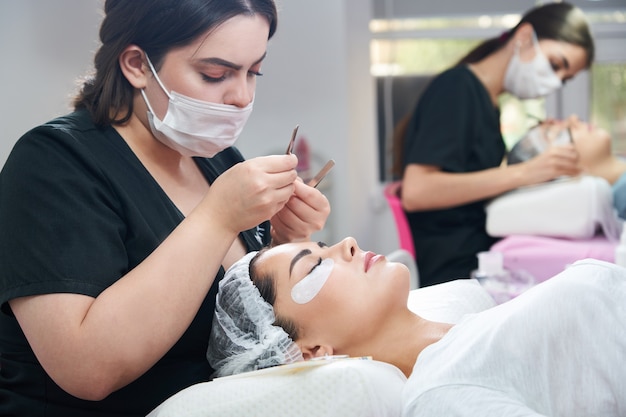 Processus d'extensions de cils dans le studio de beauté