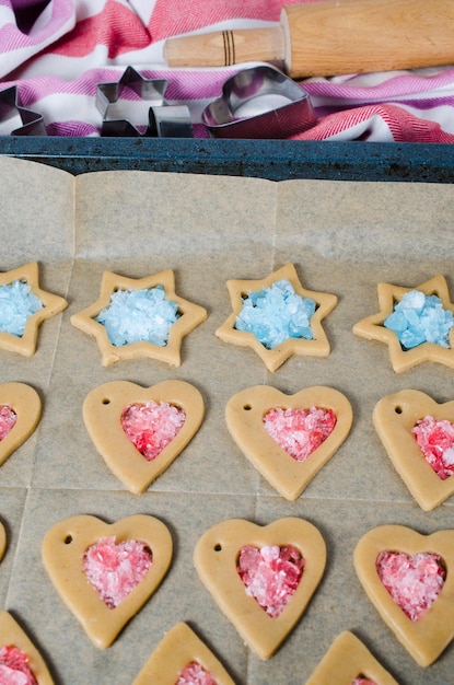 Le processus de fabrication des biscuits et du pain d'épice de Noël