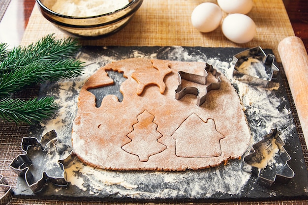 Le processus de fabrication des biscuits de Noël au gingembre.