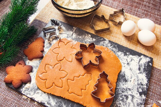 Le processus de fabrication des biscuits de Noël au gingembre.