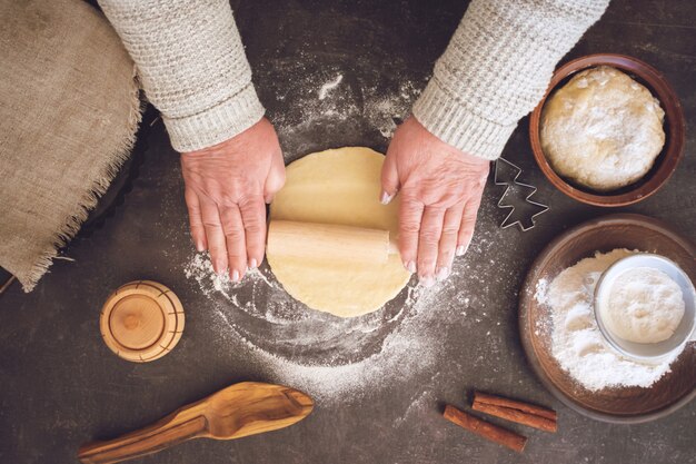 Processus de fabrication de biscuits de Noël