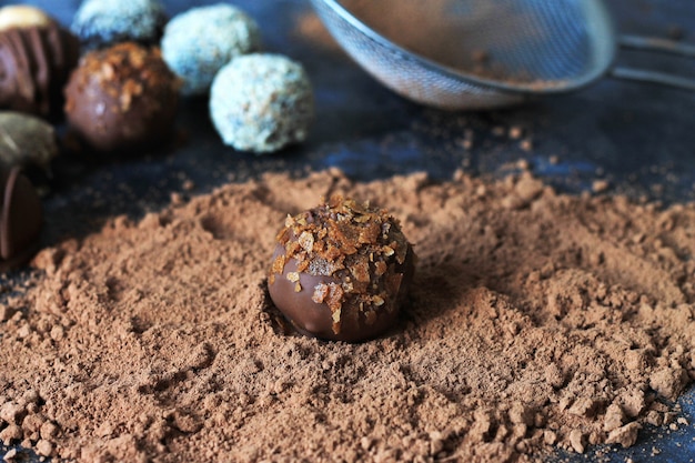 Le processus de fabrication de bonbons au chocolat. Candy sur une table saupoudrée de cacao.