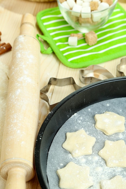 Processus de fabrication des cookies du Nouvel An en gros plan