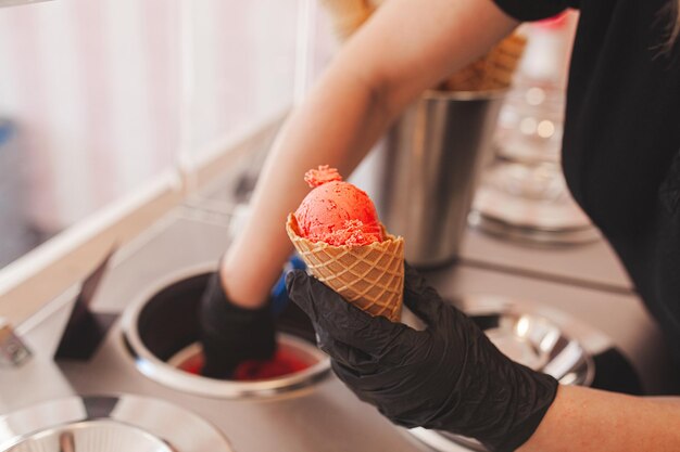 Photo processus de fabrication de crème glacée fabrication de desserts glacés professionnels à la cafétéria équipement de crème glacée