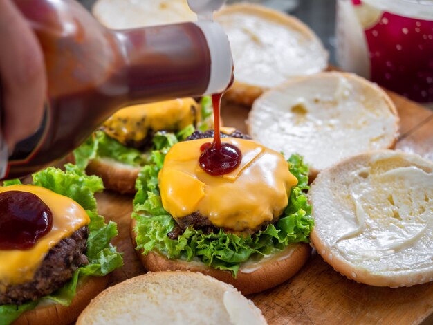 processus de fabrication de délicieux hamburgers faits maison.