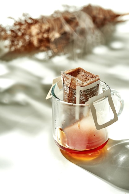 Le processus de fabrication du café goutte à goutte dans un verre transparent. Petit déjeuner matinal ensoleillé. Le filtre à café