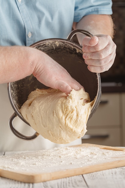 Le processus de fabrication du pain maison par des mains masculines