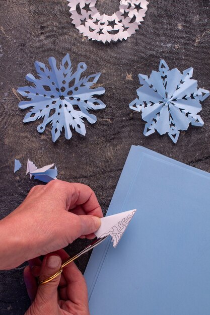 Le processus de fabrication des flocons de neige en papier à plat