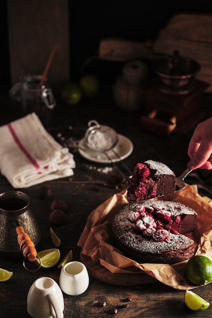 Le processus de fabrication d'un gâteau au chocolat aux cerises Savoureux et beau clafoutis de dessert français