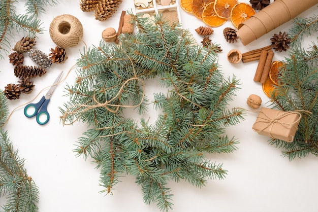 Processus de fabrication de guirlande d'arbre de Noël à la maison à partir de branches d'épinette