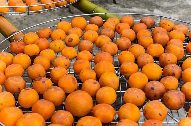 Processus de fabrication de kaki séché pendant l'automne venteux