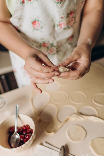 Photo le processus de fabrication de la pâte dans la cuisine à la maison cuisine à la maison les mains des femmes préparent la nourriture