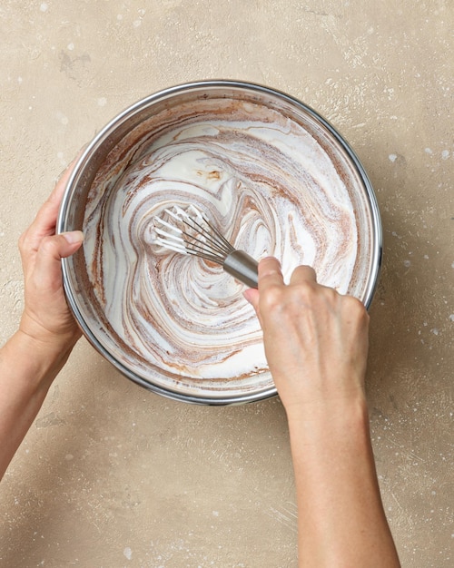 Processus de fabrication de pâte à gâteau au chocolat, mélange de yaourt dans la pâte, vue de dessus