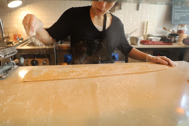 processus de fabrication de pâtes fraîches à la main. fermer