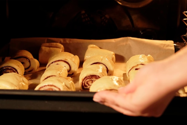 Le processus de fabrication de petits pains farine œufs chocolat trembler pâte lait sel