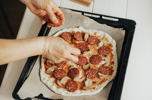 le processus de fabrication de pizza