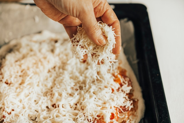 Photo le processus de fabrication de pizza