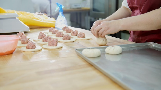 Le processus de fabrication de produits de boulangerie avec les mains en gros plan