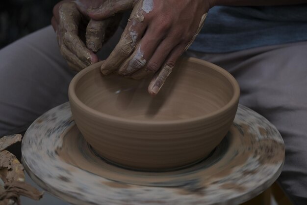 Le processus de fabrication de produits de vaisselle à partir d'argile Travail d'artisan à l'atelier Pembuatan mangkok dan gelas dari tanah liat