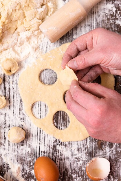 Le processus de fabrication de raviolis français faits maison.