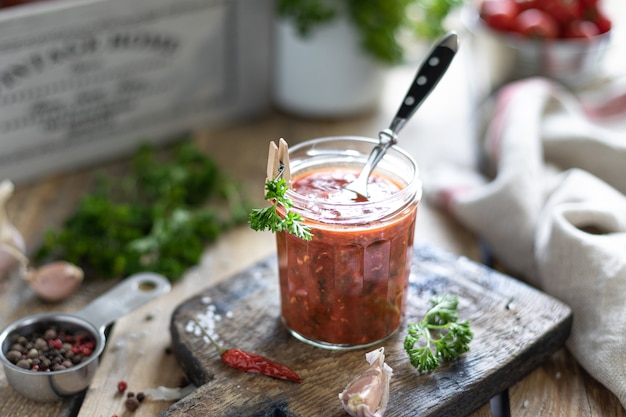 Le processus de fabrication de sauce tomate rouge chaude.