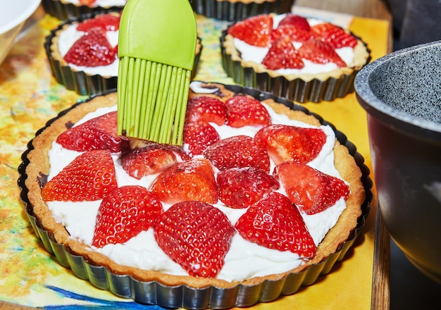 Processus de fabrication Tarte à la crème ronde au chocolat et aux fraises Recette française