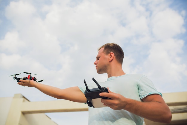 Un processus de lancement du drone quadcopter, l'opérateur lance un drone quadcopter, un véhicule aérien sans pilote volant.