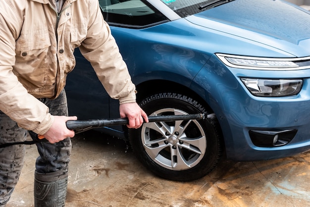 Processus de lavage de voiture à l'eau à haute pression.