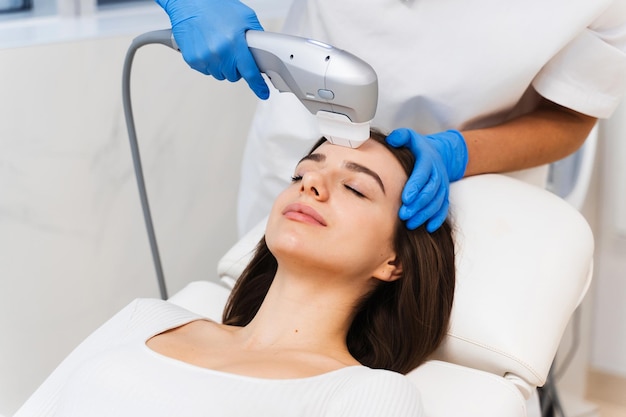 Processus de lifting sans aiguille Lifting du visage à l'aide d'un appareil cosmétique spécial