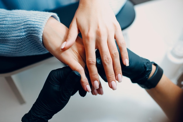 Processus de manucure mains féminines vernis à ongles