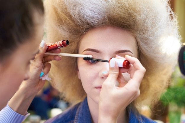 Le processus de maquillage professionnel.