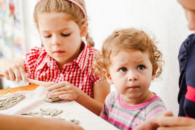 Processus de modélisation des figures d'argile blanche, les filles font des arts à la leçon