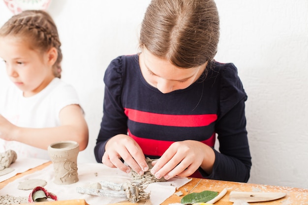 Processus de modélisation des figures d'argile blanche, les filles font des arts à la leçon