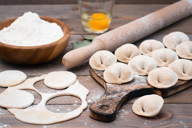 Le processus de moulage des boulettes et des ingrédients pour la cuisson sur une table en bois