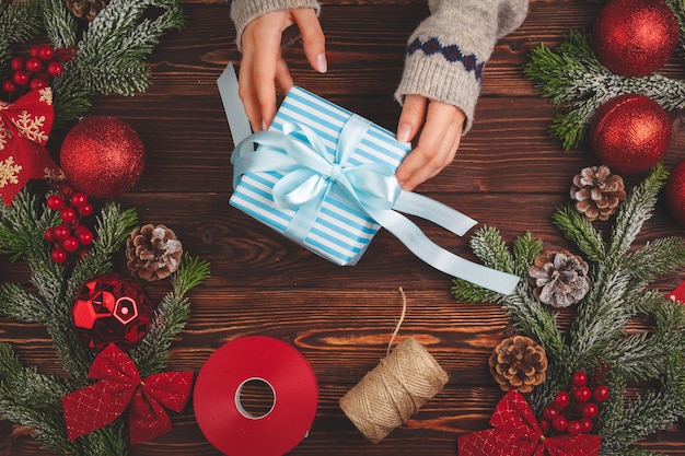 Processus de Noël pour emballer des cadeaux pour les vacances