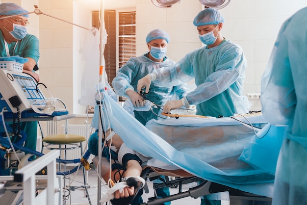 Processus d'opération de chirurgie gynécologique utilisant un équipement laparoscopique. Groupe de chirurgiens en salle d'opération avec équipement de chirurgie