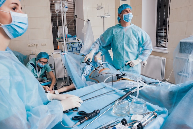 Processus d'opération de chirurgie gynécologique utilisant un équipement laparoscopique. Groupe de chirurgiens en salle d'opération avec équipement de chirurgie