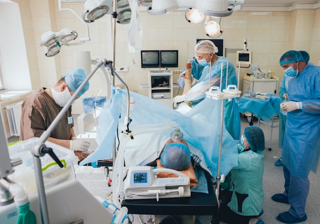 Processus de l'opération de chirurgie traumatologique. Groupe de chirurgiens en salle d'opération avec équipement de chirurgie.