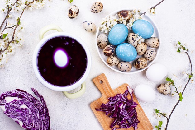 Processus de peinture des oeufs de Pâques en bleu