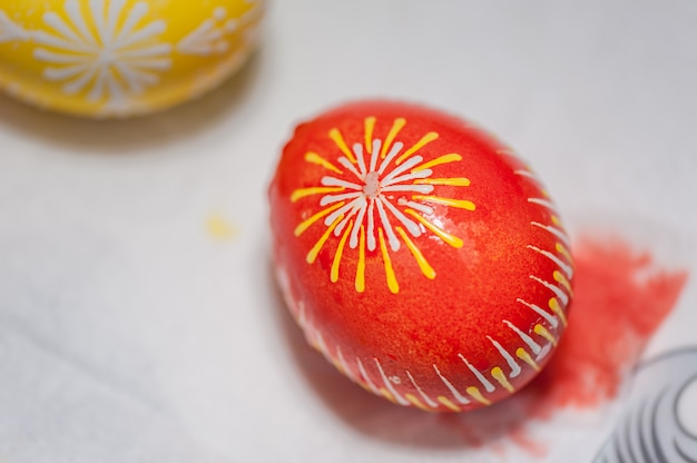 Le processus de peinture des oeufs de Pâques avec un colorant alimentaire et de la cire fondue. Double peinture.