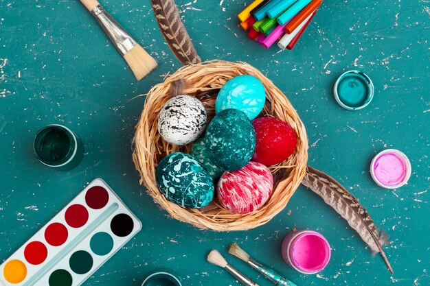 Processus de peinture des oeufs de Pâques. Préparer pour Pâques.