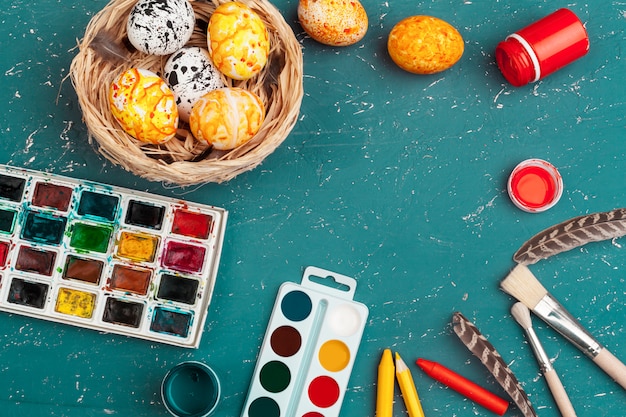 Processus de peinture des oeufs de Pâques