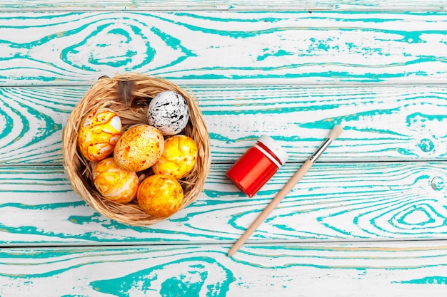 Processus de peinture des oeufs de Pâques