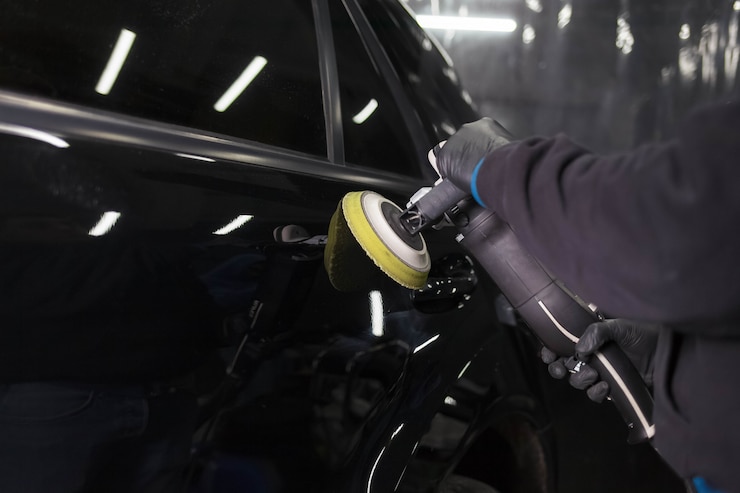 Photo processus de polissage de carrosserie à l'atelier d'esthétique