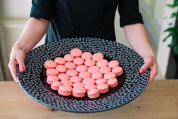 Le processus de préparation de délicieux et beaux macarons.