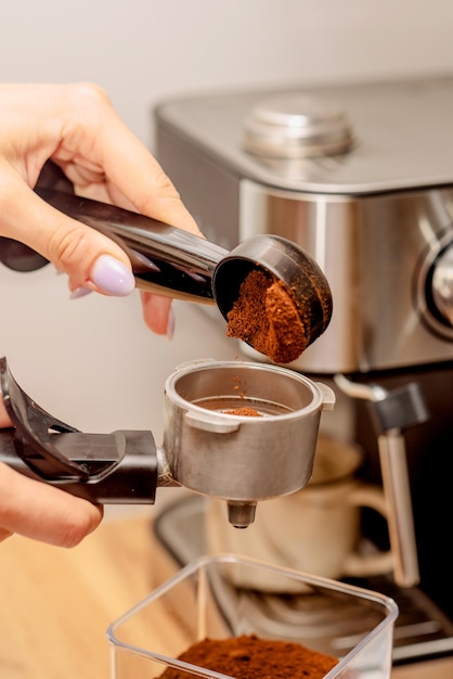 Le processus de préparation du café à la maison Machine à café Café moulu