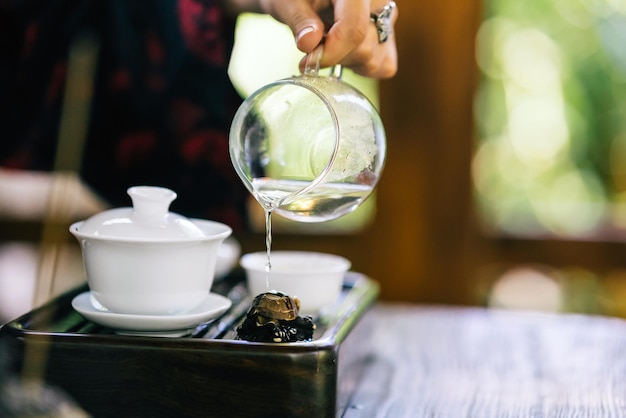 Processus de préparation du thé Femme infusant une tisane